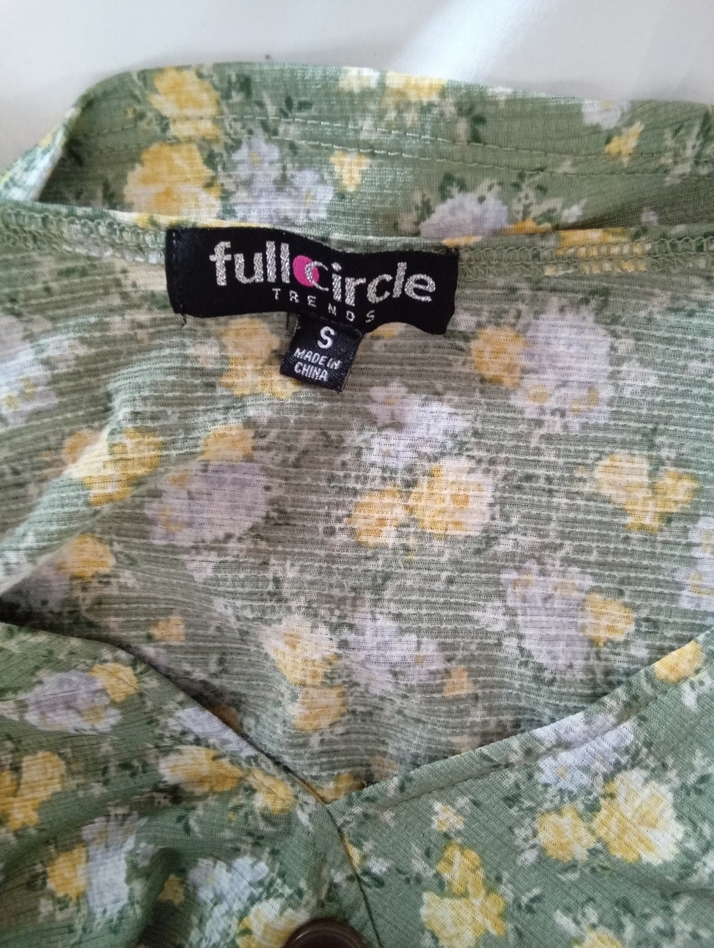 Full Circle Trends Green Floral V-Neck Peplum Blouse with Button Detail SM - Picture 2 of 4